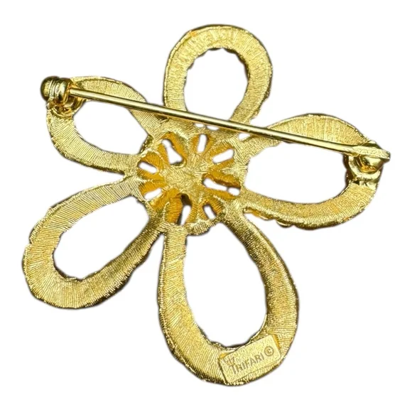 Women's Trifari Flower Brooch Gold Tone Faux Pearl - Picture 4 of 5